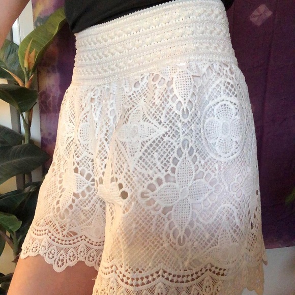 White lace crochet Mamma Mia boho style shorts. - Picture 3 of 3